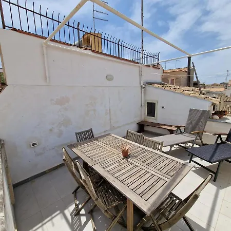 Sea-view Terrace & Bikes Moon Ortigia Semesterbostad